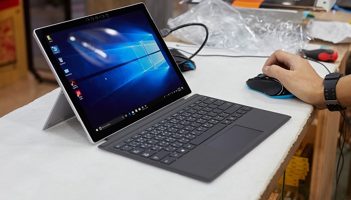 how to fix display driver stopped working on surface pro 4