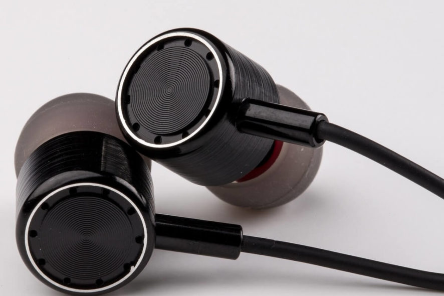 Noise-cancelling earbuds deals