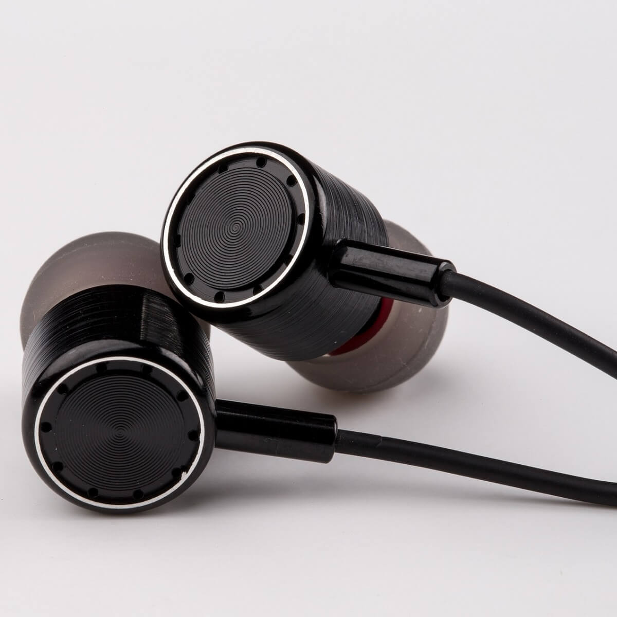 Noise-cancelling earbuds deals