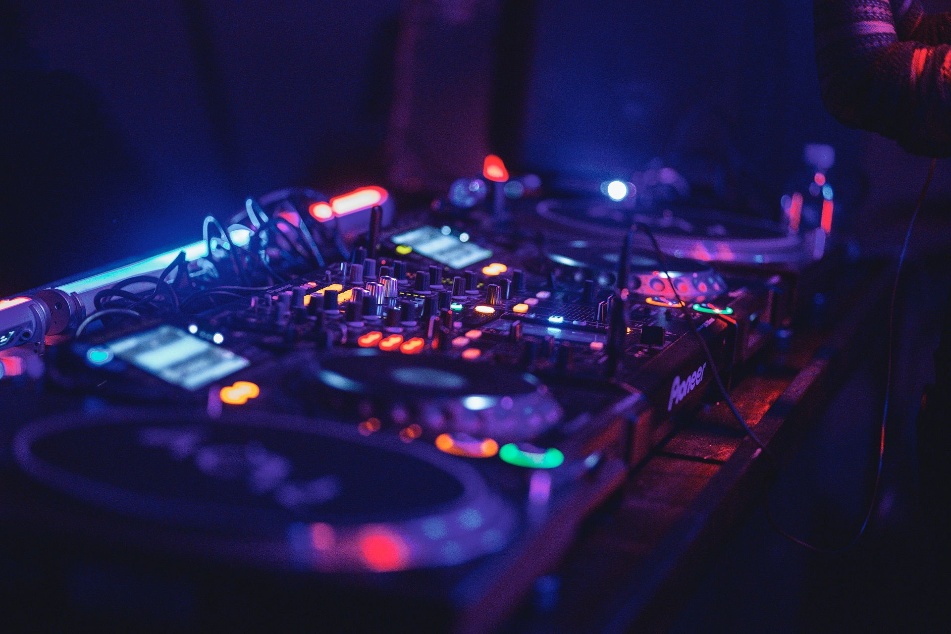 What is the best DJ software to use without a controller