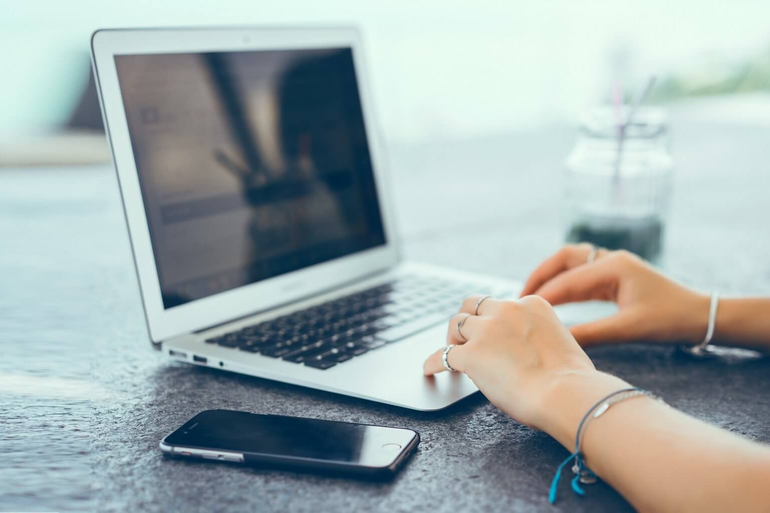 Your Mac screen is zoomed in? Follow these steps to fix it • MacTips