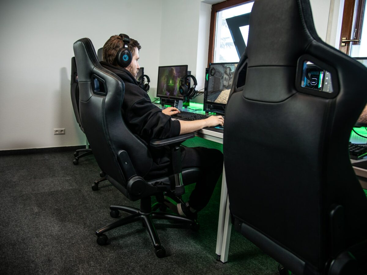 5 Best Gaming Chairs With Lumbar Support 2021 Guide - roblox gaming chair