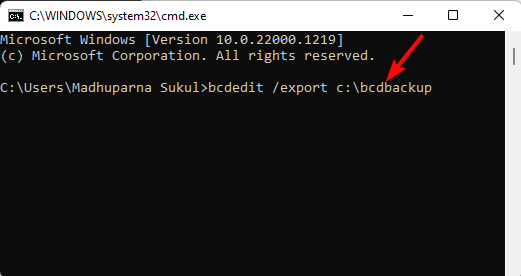 bcdedit /export c:bcdbackup コマンドを実行します。