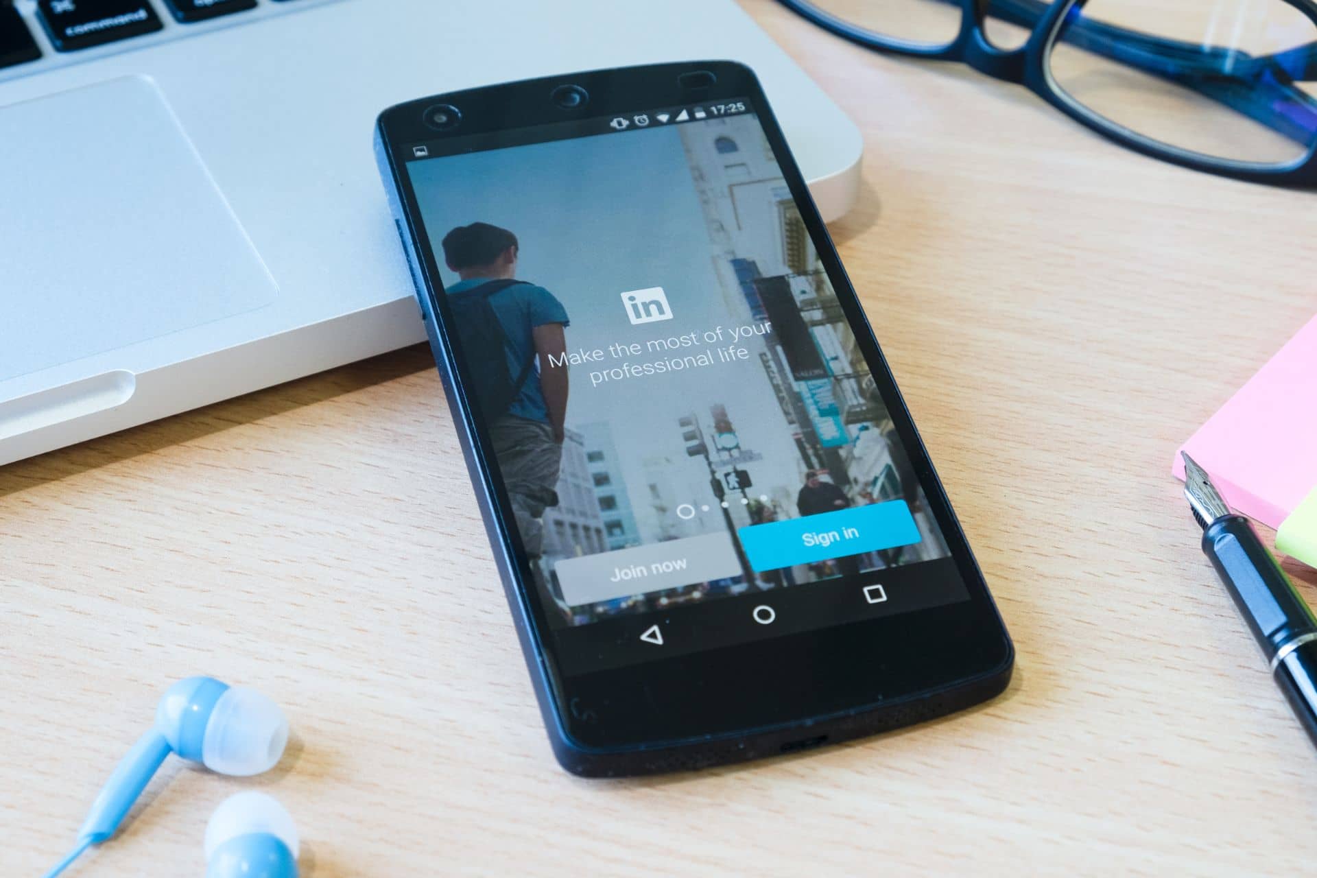 After in-app games, LinkedIn is testing a TikTok-like video feed in its app